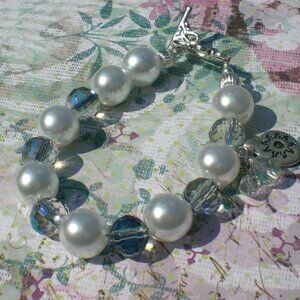 Elegant White Pearl and Faceted Crystal Bead Bracelet